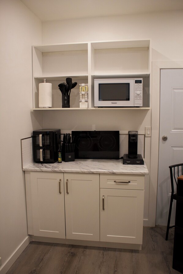 Interior - Studio - Cozy Downtown Hideaway (Greater Sudbury)