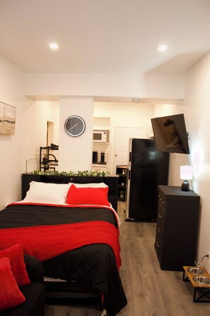 Room - Studio - Cozy Downtown Hideaway (Greater Sudbury)