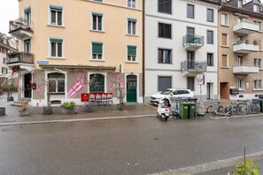 A street view with a restaurant named 'RESTAURANT' on Gertrudstrasse, a white car parked on the street, and several bicycles parked along the sidewalk. - Blueground | Sihlfeld, washer/dryer, nr Zürich HB (Zurich)