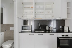 Kühlschrank, Mikrowelle, Ofen, Herdplatte