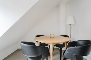 Dining - Blueground | Sihlfeld, washer/dryer, nr Zürich HB (Zurich)