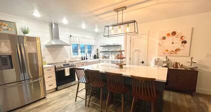 Hearth & Heartland
Farmhouse-3 private acres
Family Friendly