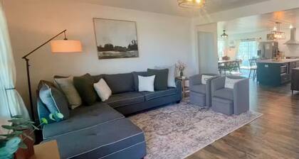 Hearth & Heartland
Farmhouse-3 private acres
Family Friendly