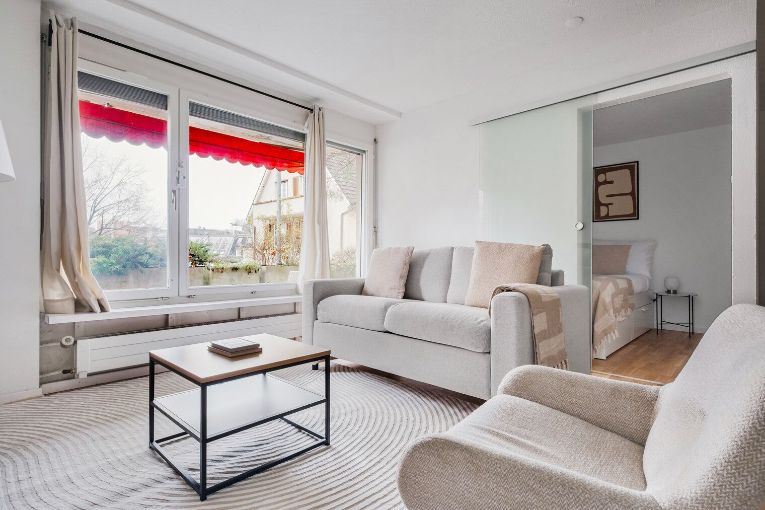 Una televisión, un reproductor estéreo