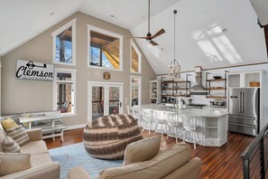 TV, books - Lake Break on Lake Keowee (Seneca)