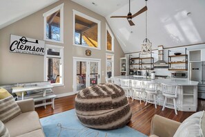TV, books - Lake Break on Lake Keowee (Seneca)