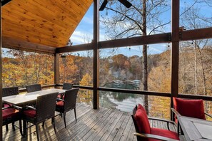 Outdoor dining - Close to Clemson with a beautiful view of Keowee! (Seneca)