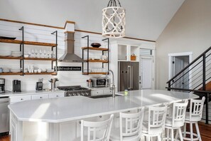 Fridge, microwave, oven, stovetop - Lake Break on Lake Keowee (Seneca)
