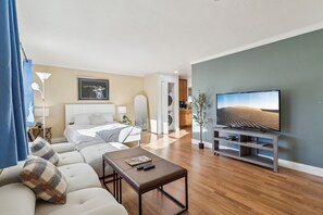 Escritorio, tabla de planchar con plancha, wifi gratis y ropa de cama