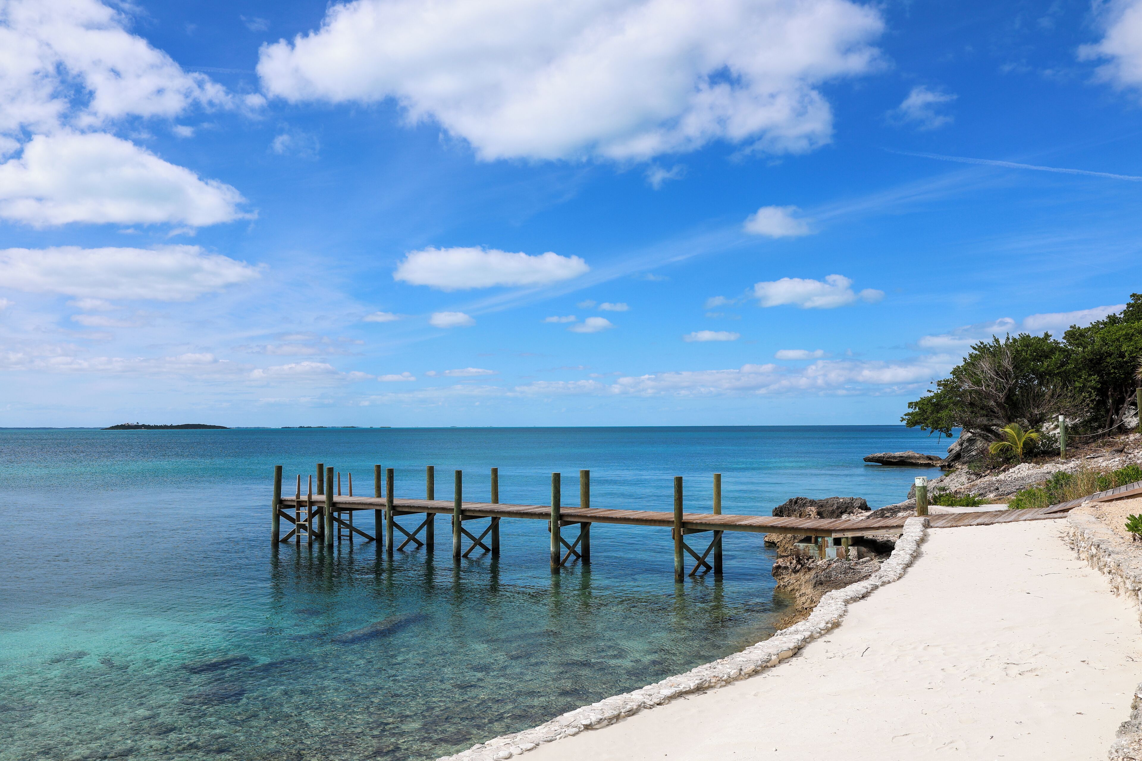 Beach nearby, sun loungers, beach towels