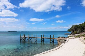 Playa en los alrededores, camastros y toallas de playa 