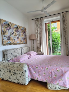 3 bedrooms, iron/ironing board, free WiFi, bed sheets - Romantic house. Veranda with panoramic view. Garden. Barbecue. Parking space (Colonno)
