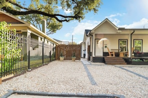 Property grounds - Bell Studio unit #3 in the Heart of Eastwood (Houston)