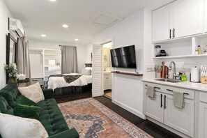 Iron/ironing board, WiFi - Bell Studio unit #3 in the Heart of Eastwood (Houston)