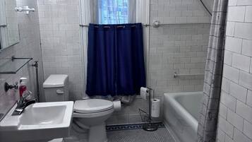 Secadora de cabello, toallas, jabón, papel de baño