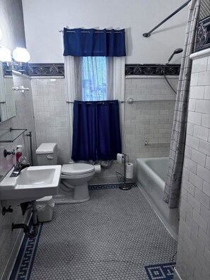 Secadora de cabello, toallas, jabón, papel de baño 