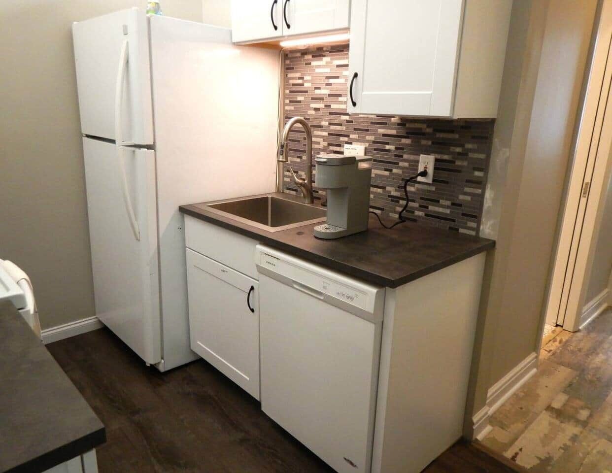 Réfrigérateur, micro-ondes, four, plaque de cuisson