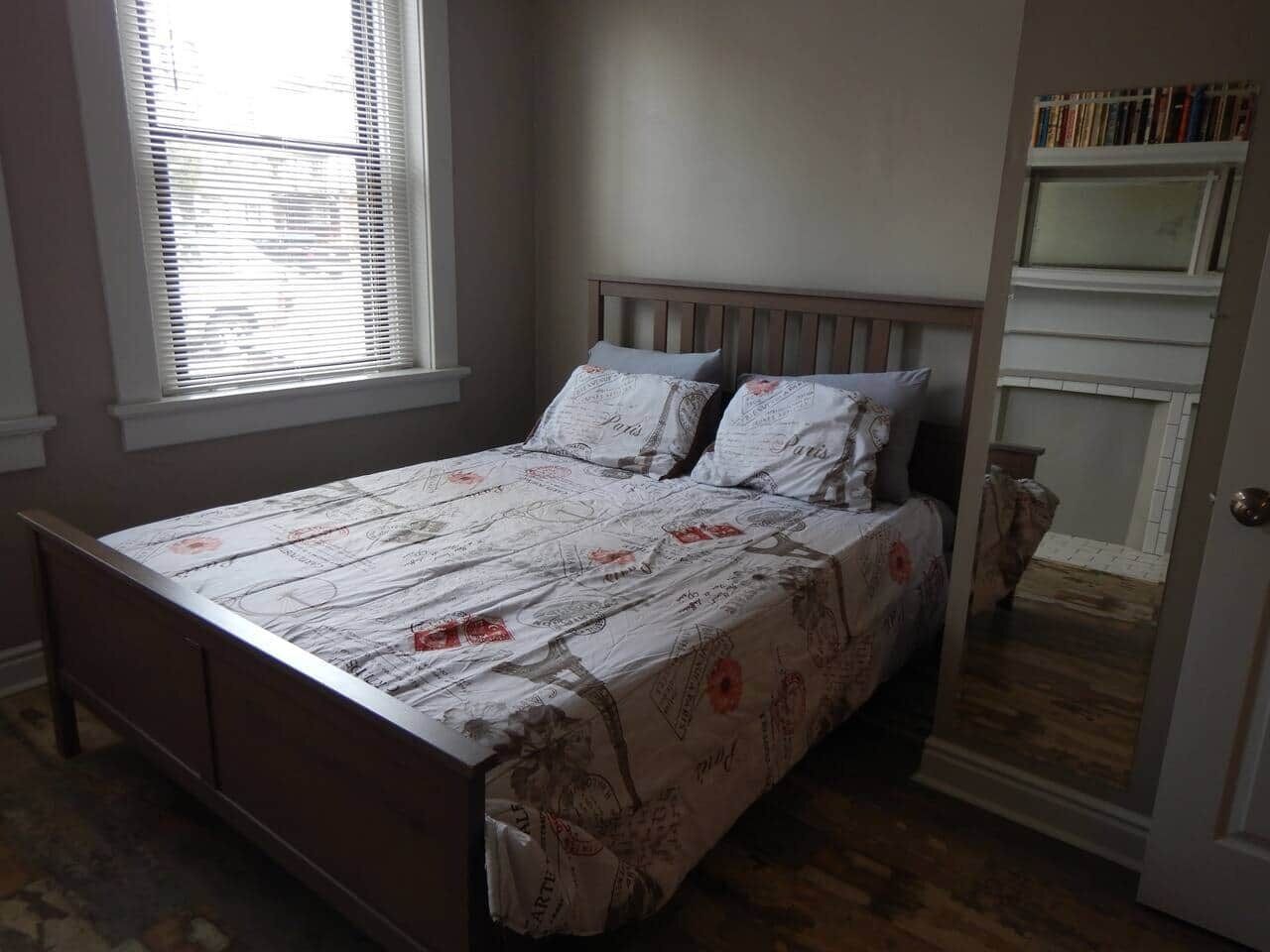 Tabla de planchar con plancha, wifi y ropa de cama 