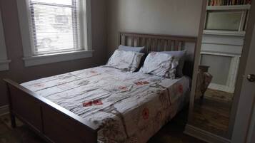 Tabla de planchar con plancha, wifi y ropa de cama