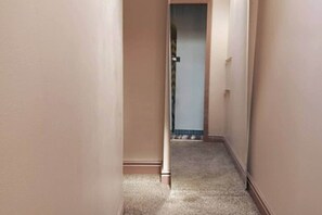 Interior - 3 Beds, homey, spacious, stadiums, free parking, parks (Pittsburgh)