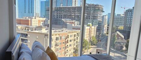 Een bureau, een strijkplank/strijkijzer, gratis wifi, beddengoed