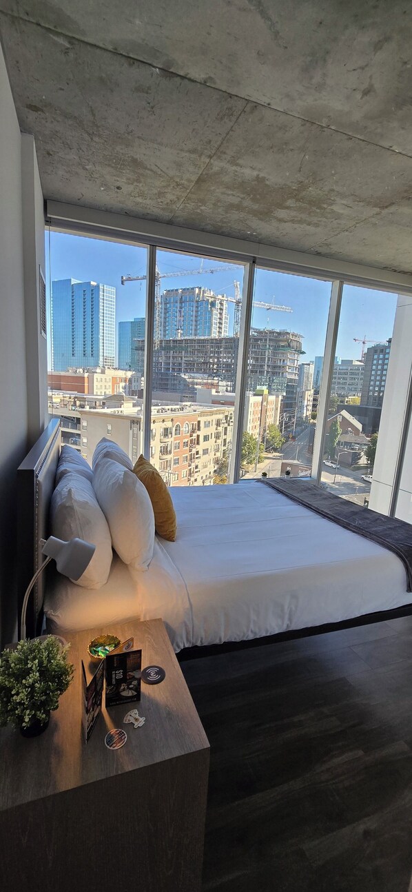 Een bureau, een strijkplank/strijkijzer, gratis wifi, beddengoed