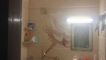 Serviettes fournies, savon, papier toilette