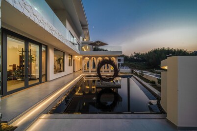 Bright Moon Valley Smart Hotel