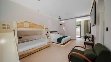 Une chambre d’hôtel avec des lits superposés, un canapé, une télévision et une vue sur l’extérieur.