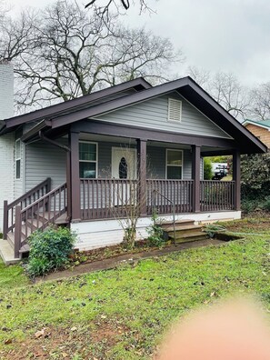 Exterior detail - Cozy and comfortable accommodation for six guests. (Dalton)