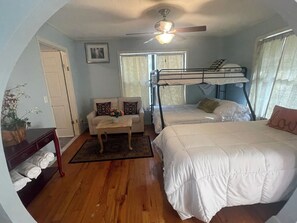 Een strijkplank/strijkijzer, internet, beddengoed