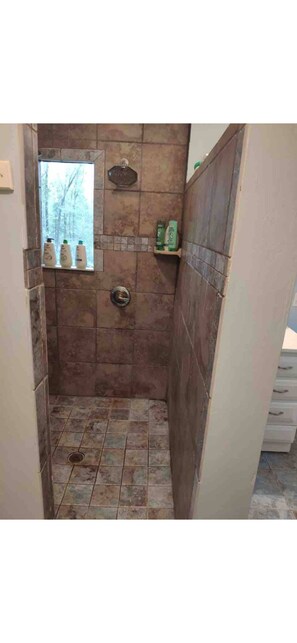 Een haardroger, handdoeken, zeep, toiletpapier