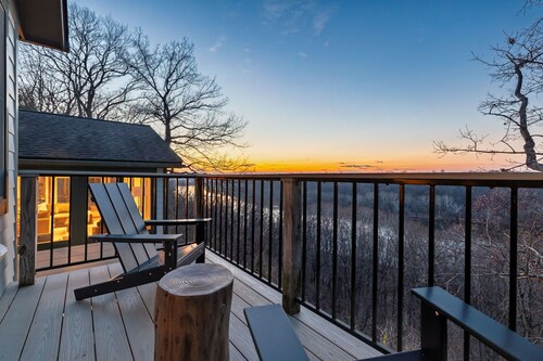4BR Wellness Retreat w VIEWS - Barrel Sauna, Massage Chairs, Game Rm, Yoga Rm