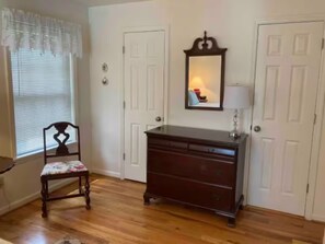 Interior - Cottage #11 - 1BR Upper-Level Countryside Lounge (Aiken)