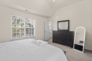 3 chambres, fer et planche à repasser, Wi-Fi gratuit, draps fournis