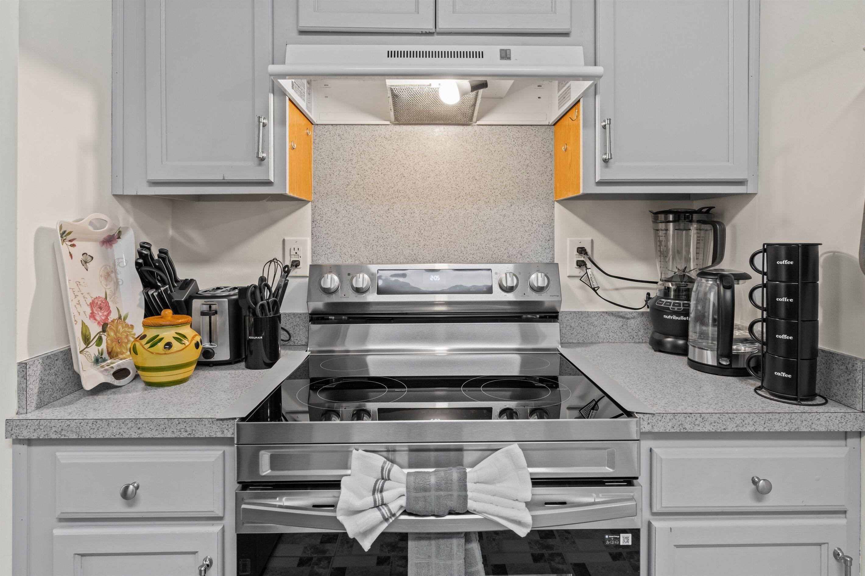 Frigorifero, microonde, forno, piano cottura