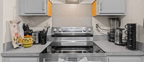 Een koelkast, een microgolfoven, een oven, een kookplaat