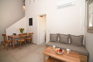 Dining - Santorini - Villa - Sleeps 2 - Pool - Parking (Mesaria)