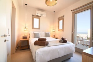 WiFi, bed sheets - Santorini - Villa - Sleeps 2 - Pool - Parking (Mesaria)
