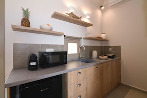 Kühlschrank, Mikrowelle, Wasserkocher mit Kaffee-/Teezubehör
