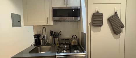 Refrigerador, microondas, horno y parrilla de estufa