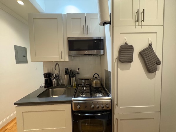 Private kitchen - Modern 2BR Near Times Square, Sleeps Groups Comfortably (New York)