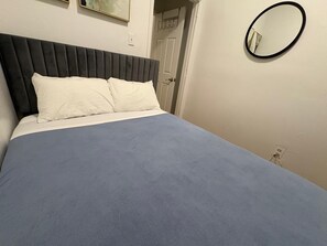 2 quartos, ferros/tábuas de passar roupa, berço de viagem