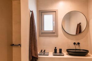 Shower, towels - Santorini - Villa - Sleeps 5 - Pool - Parking (Mesaria)