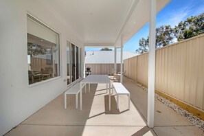 Outdoor dining - The Whitehaus | Contemporary Calm, Modern Design (Gobbagombalin)