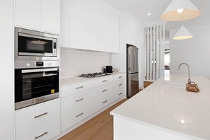 Private kitchen - The Whitehaus | Contemporary Calm, Modern Design (Gobbagombalin)