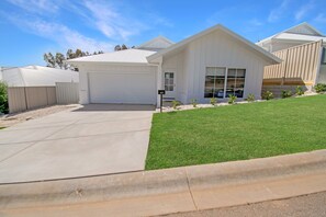 Exterior - The Whitehaus | Contemporary Calm, Modern Design (Gobbagombalin)