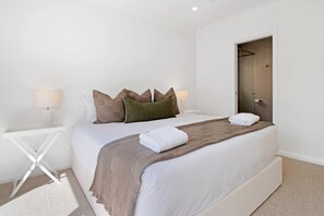 Bügeleisen/Bügelbrett, Reisekinderbett, WLAN, Bettwäsche