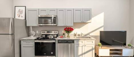 Geladeira, micro-ondas, fogão, cooktop