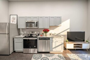 Réfrigérateur, micro-ondes, four, plaque de cuisson